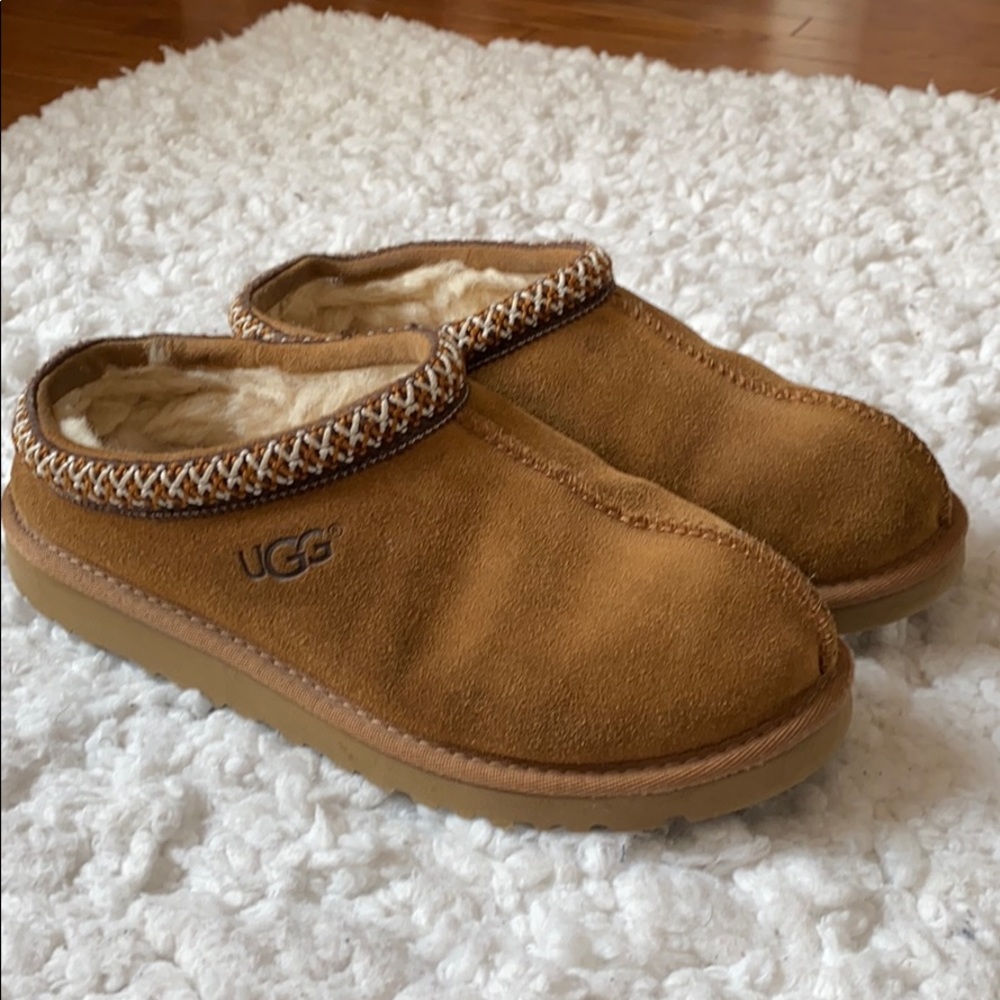 Ugg Slippers kids size 4 but fits women size 6